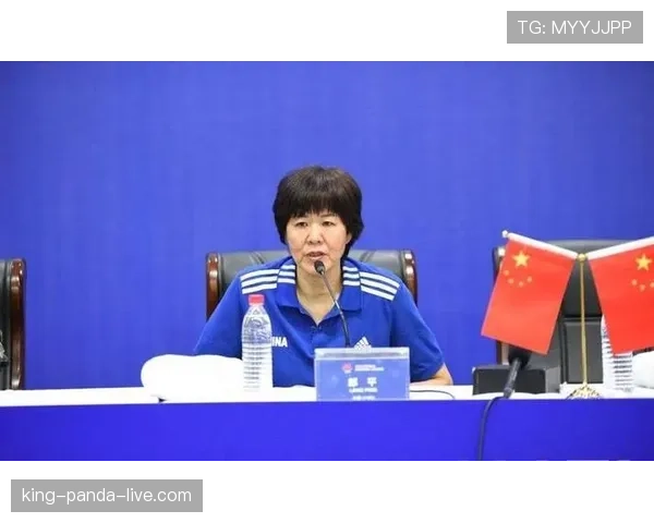 刷到郎平机场照，那只随手拎的包比我整年工资还扎眼